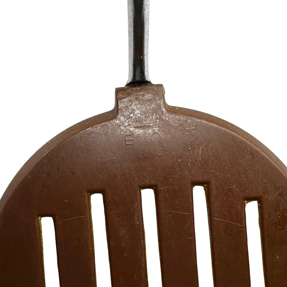 VTG Ekco Slotted Turner Spatula Brown Nylon Cream Handle Flipper Round 11 Inch